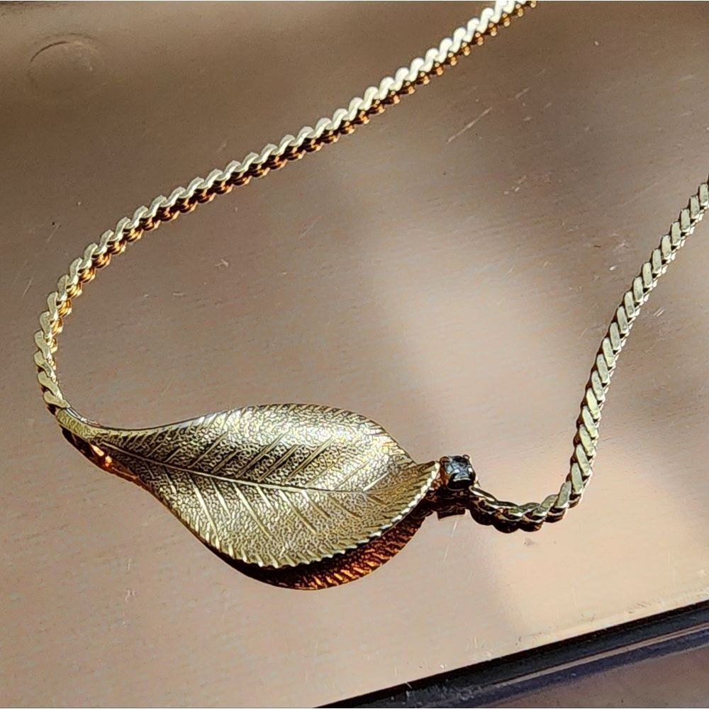 🐢 Golden Leaf necklace. Vintage glam! - Picture 6 of 7